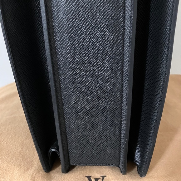 VINTAGE LOUIS VUITTON BLACK TAÏGA LEATHER PILOT BRIEFCASE - Picture 9 of 16